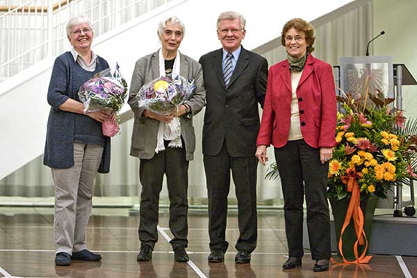 Blumen auch für die bei der Preisverleihung anwesenden Jury Mitglieder,  Prof. Elisabeth Braun, Reutlingen, und Prof. Dr. Irmgard Merkt, für ihr  ehrenamtliches Engagement bei der Förderpreisverleihung