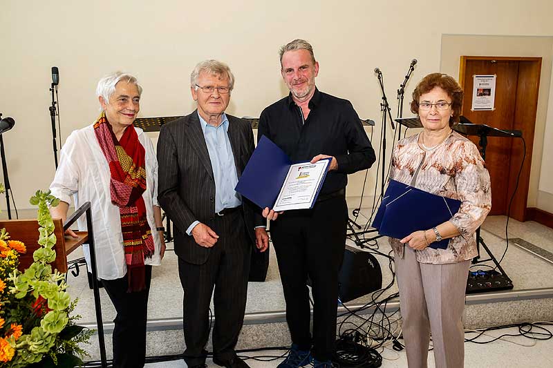 Übergabe der Preisträger-Urkunde an den Chorleiter, Herrn Christoph Grothaus
