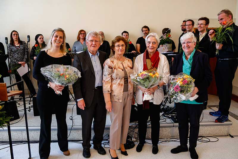 Auch die ehrenamtlichen Jury-Mitglieder erhalten vom Christa und Wilhelm Sonnemann, (Vorstand der miriam-stiftung) Blumen für die fachkundige Auswahl des Preisträger-Chores